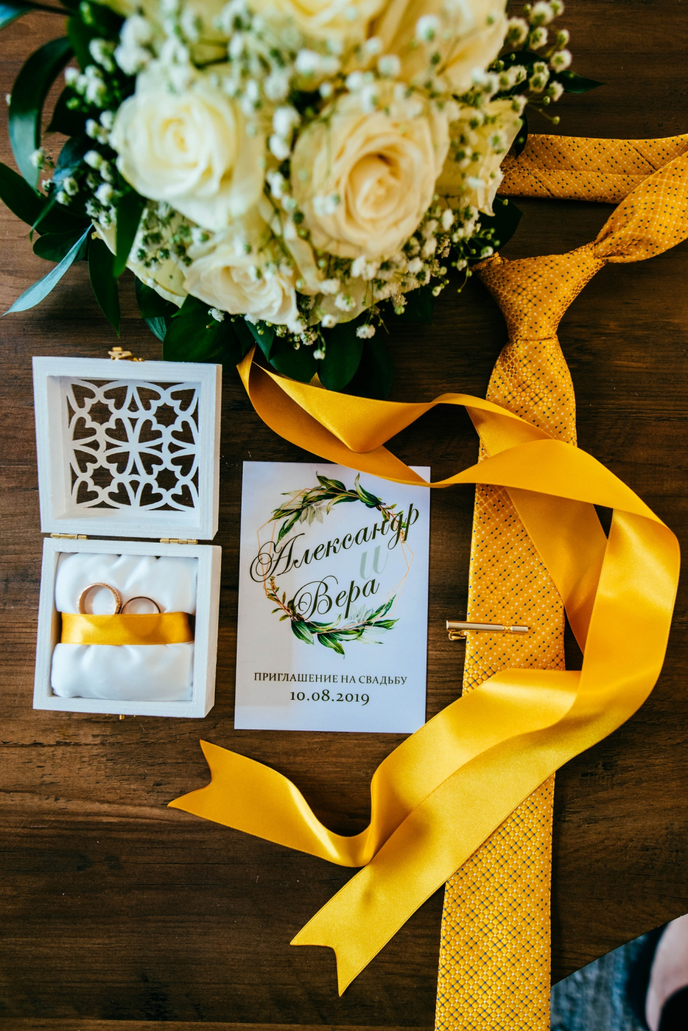Атрибутика торжества сочитающаяся с деталями образа жениха и невесты. Комплект был создан специально для желто-зеленой свадьбы.