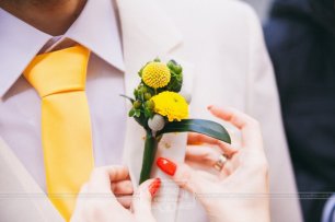 Желтый галстук и бутоньерка жениха